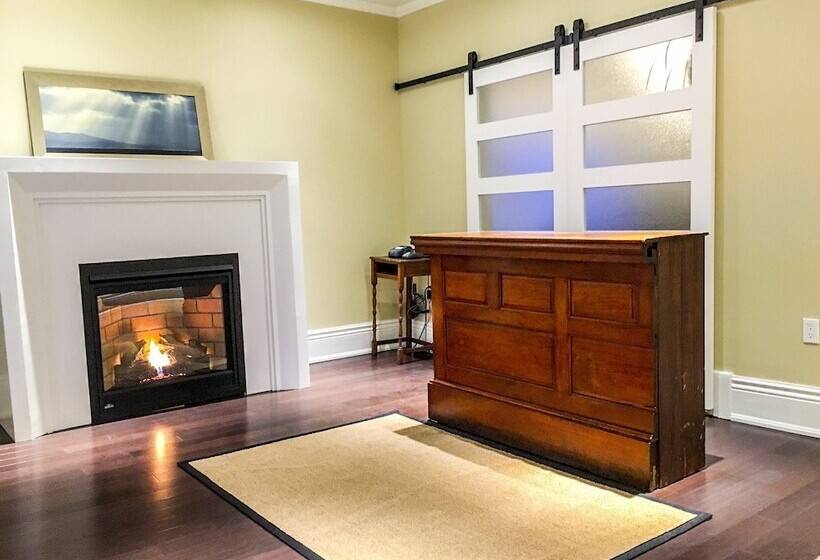 بنسيون Newsroom Suites