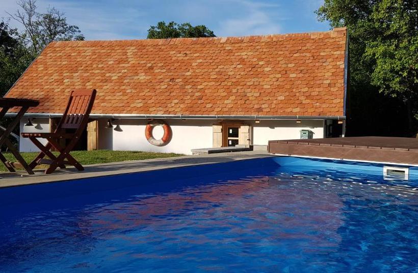 بنسيون Red Lion Vendégház