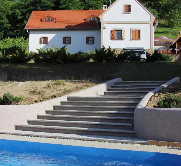 بنسيون Red Lion Vendégház