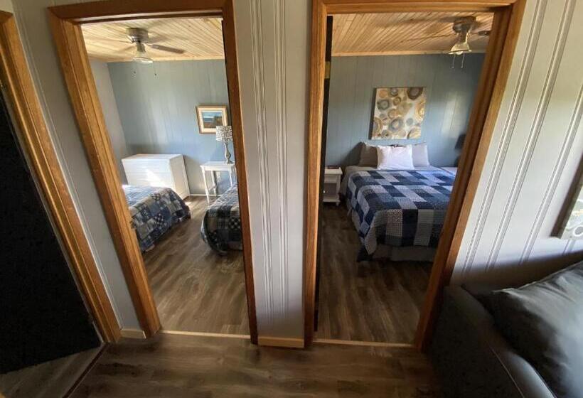 The Pines Motel And Cottages