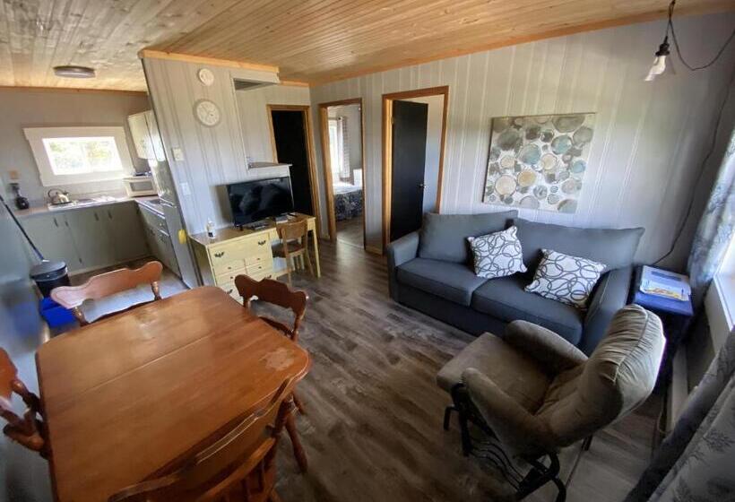 The Pines Motel And Cottages