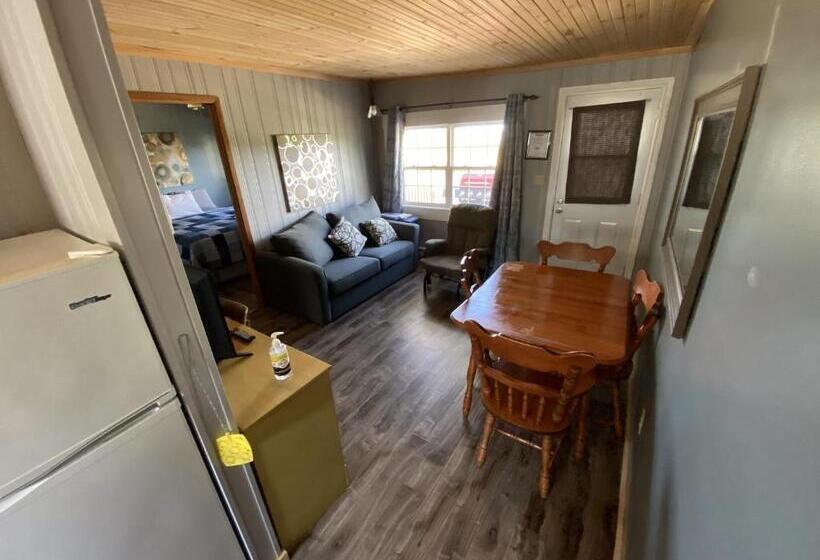 The Pines Motel And Cottages