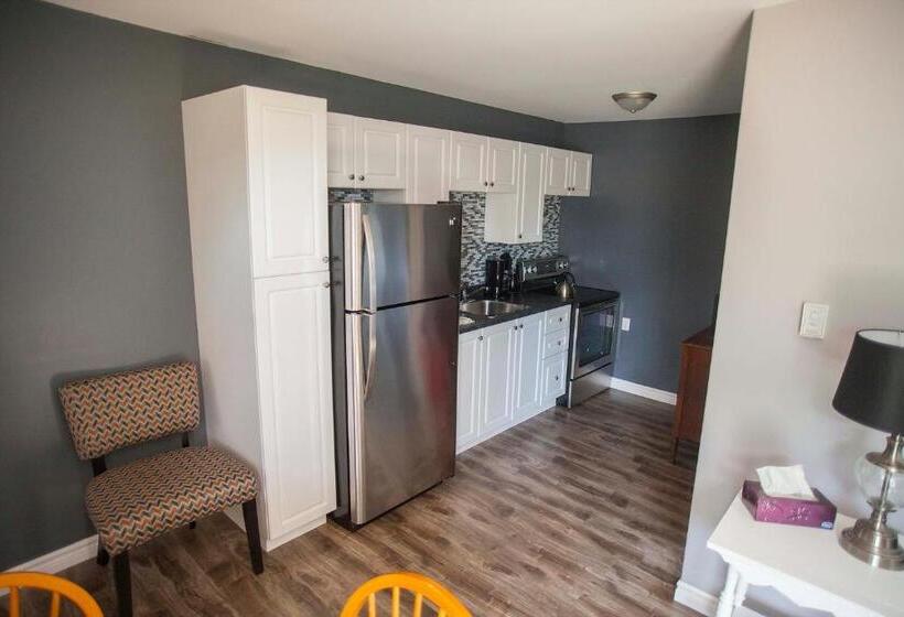 The Pines Motel And Cottages