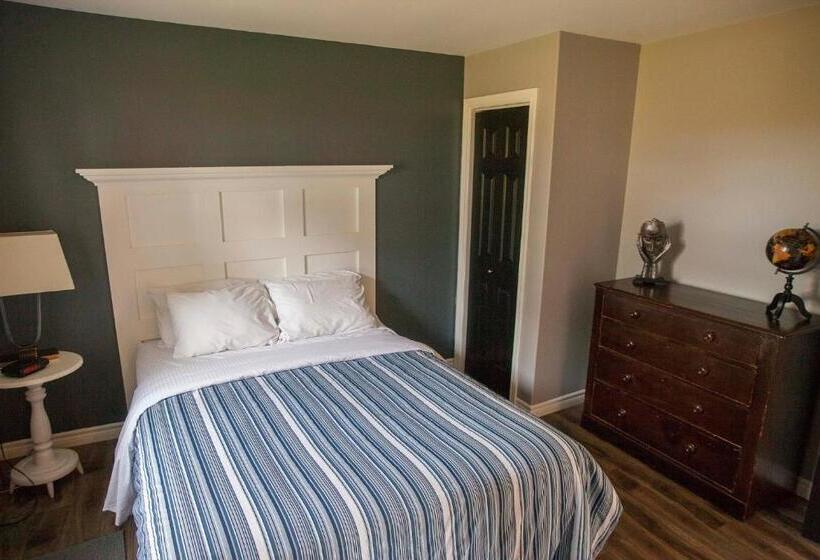 The Pines Motel And Cottages