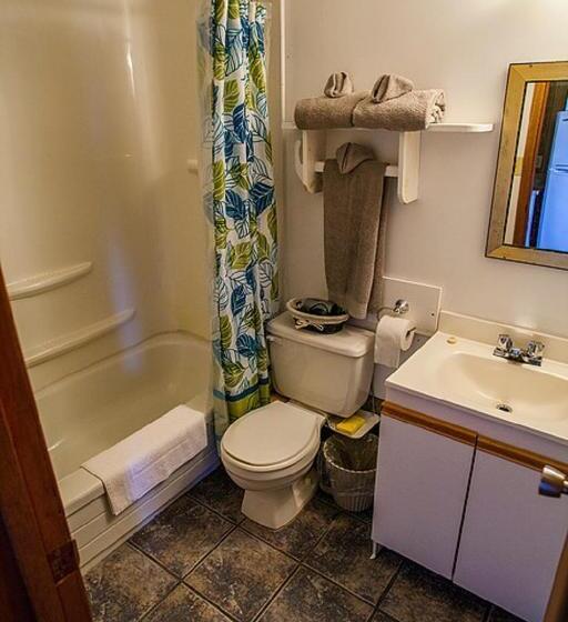 The Pines Motel And Cottages