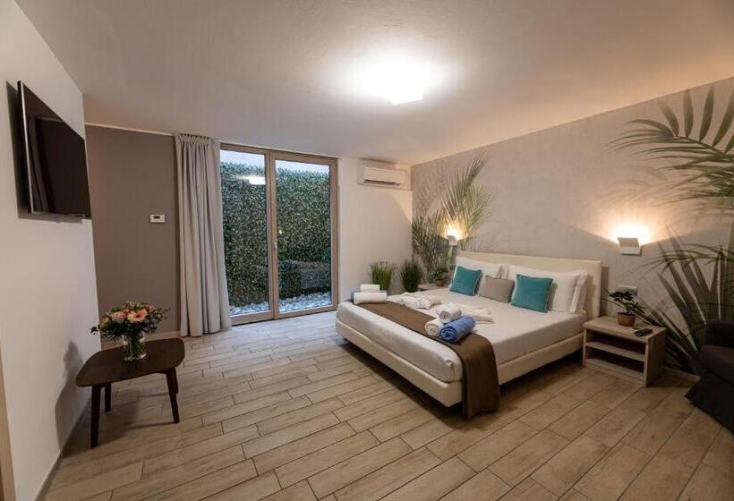 Bellagio Village  4 Apartments By The Lake   Seasonal Warm Pool And Sauna