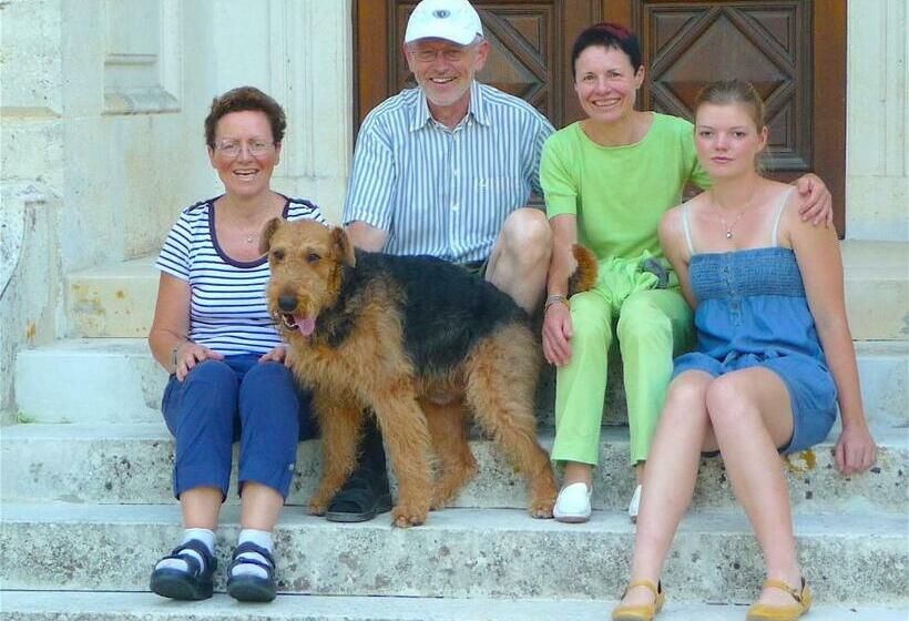 Chateau De Bellevue B&b Et Appartements Avec Piscine Chauffée Et Chambres Partout Climatisées