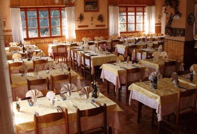ホテル Albergo Ristorante Pineta