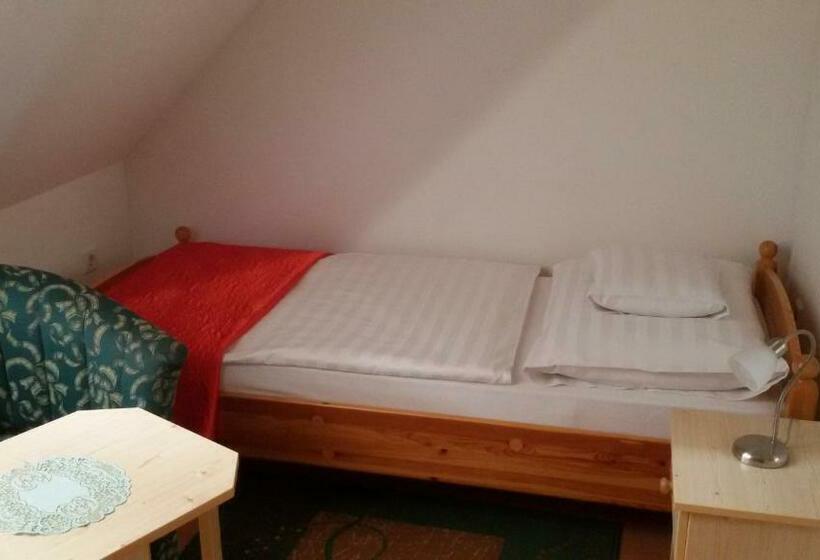 酒店 Denis Panzió és étterem