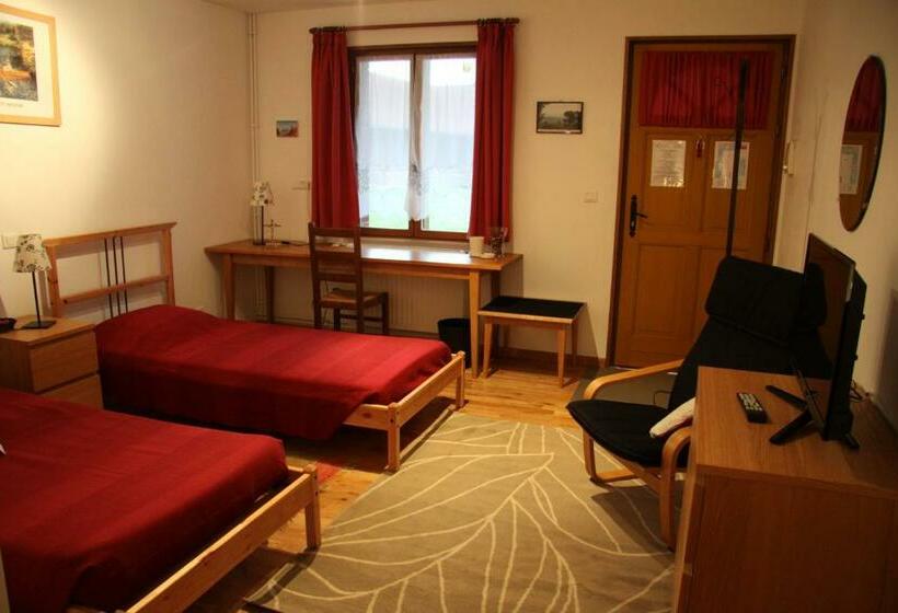 호텔 Hôtel Les Charmilles De Mormal