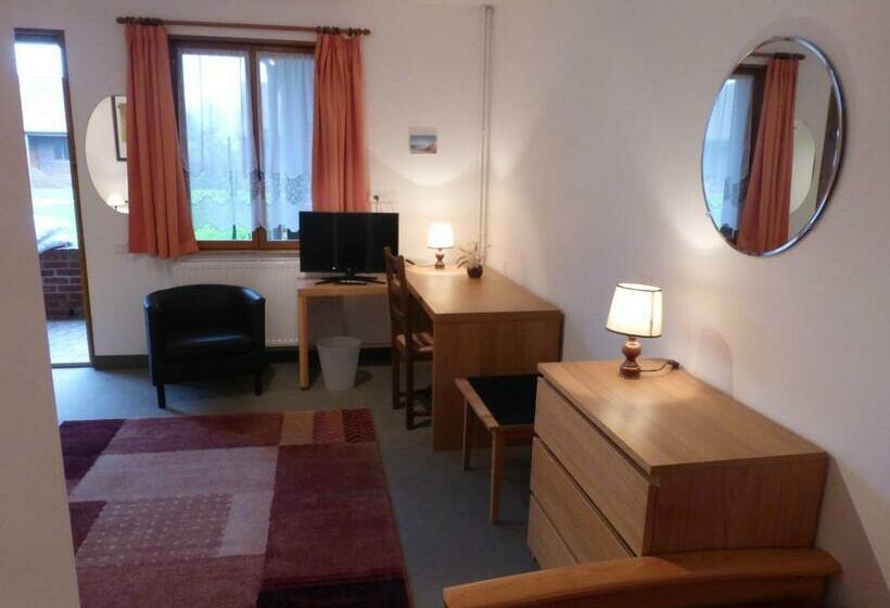 호텔 Hôtel Les Charmilles De Mormal