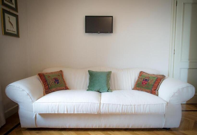 بنسيون Castello Di Mornico Losana