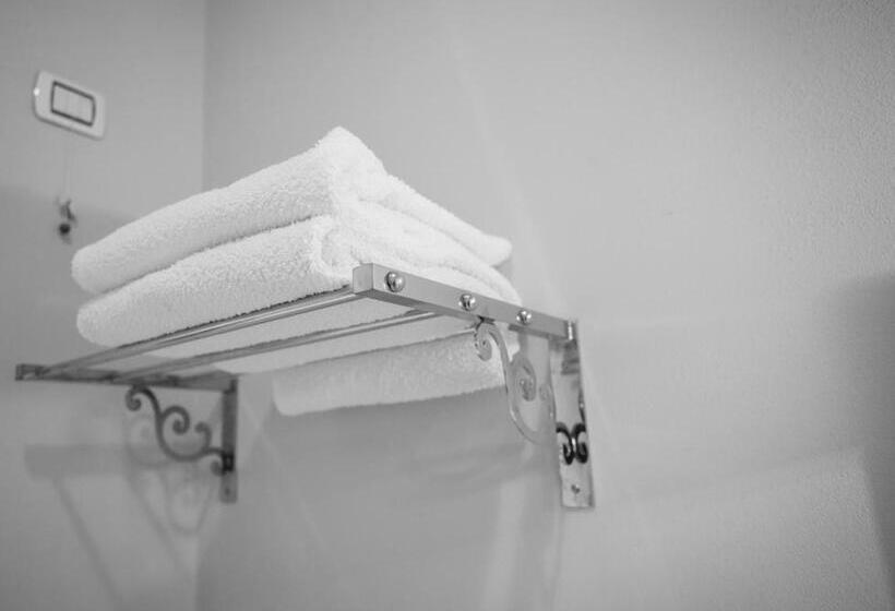 بنسيون Castello Di Mornico Losana