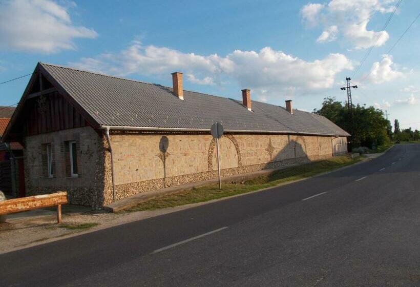 פנסיון Sárkeszi Vendégszálló