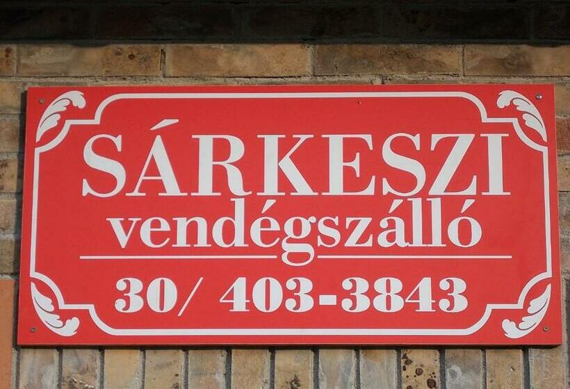 פנסיון Sárkeszi Vendégszálló