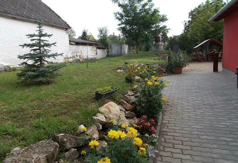 פנסיון Sárkeszi Vendégszálló