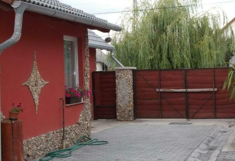 פנסיון Sárkeszi Vendégszálló