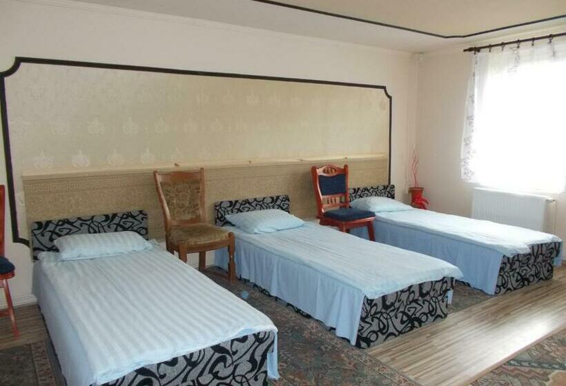 פנסיון Sárkeszi Vendégszálló