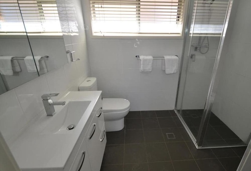 The Oaks Hotel Motel