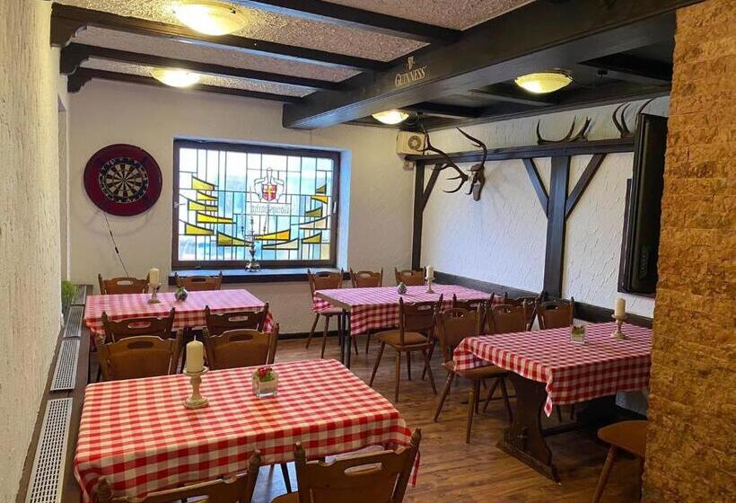 호스텔 Gasthaus Metzgerei Pension Maßem