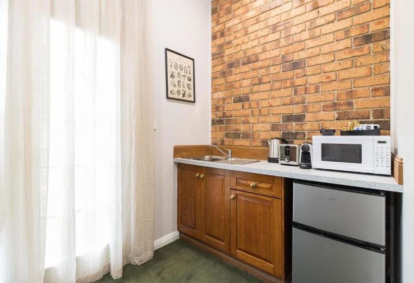 הוסטל The Carrington Inn   Bungendore