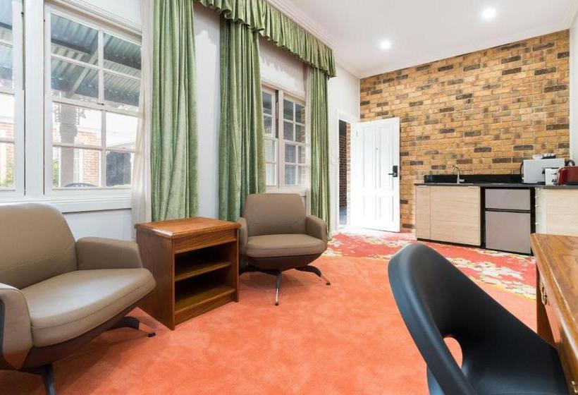 הוסטל The Carrington Inn   Bungendore