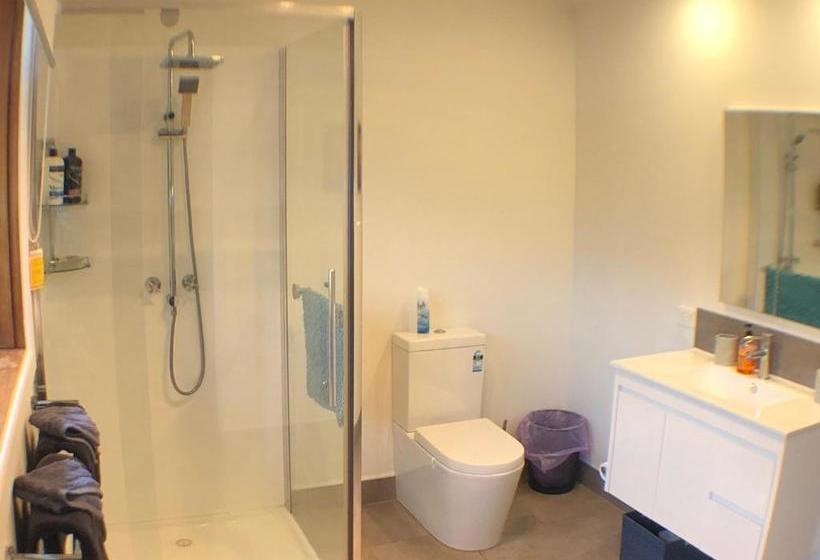 تختخواب و صبحانه Rebs B@b