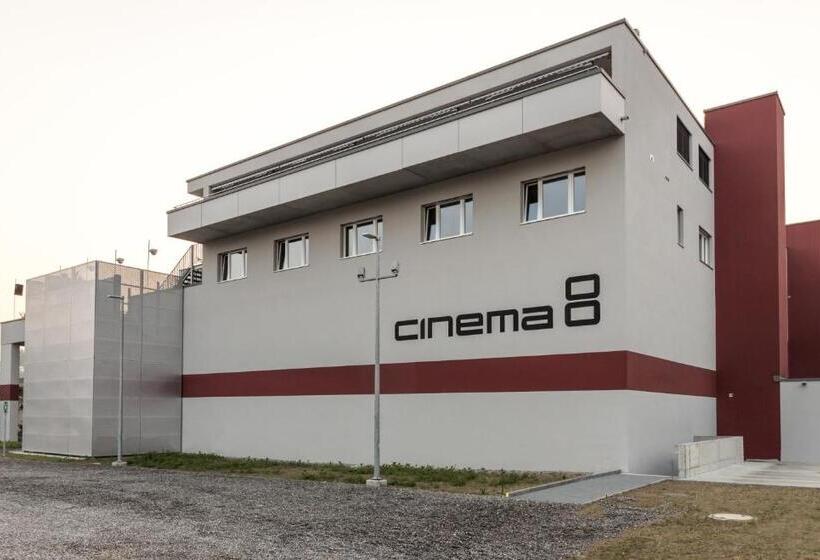 בית מלון כפרי Cinema 8