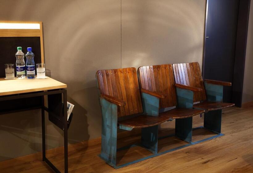 בית מלון כפרי Cinema 8