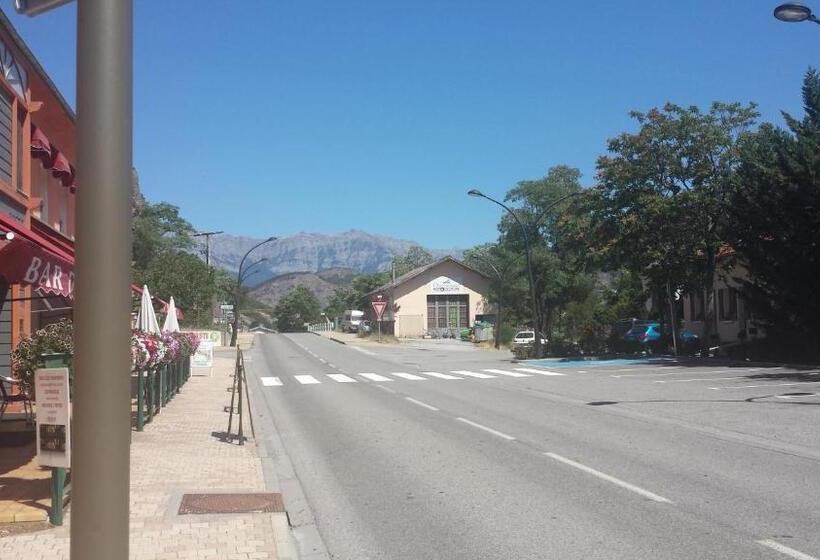 فندق De La Poste