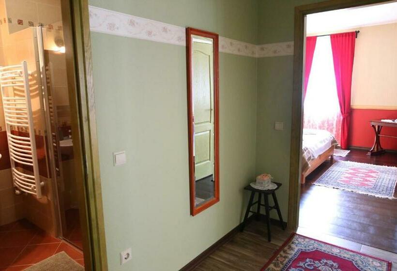 بنسيون Sasfészek Vendégház