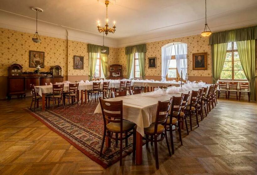 膳宿费 Zámek Lobeč