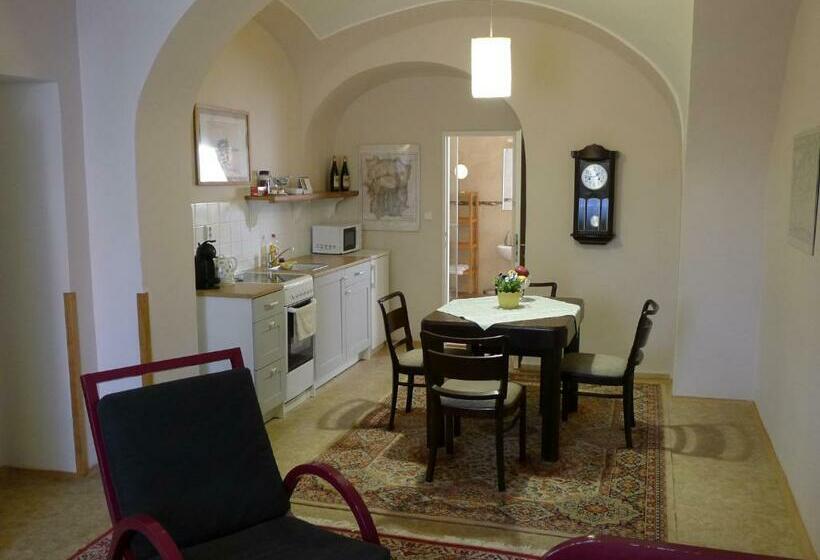 膳宿费 Zámek Lobeč