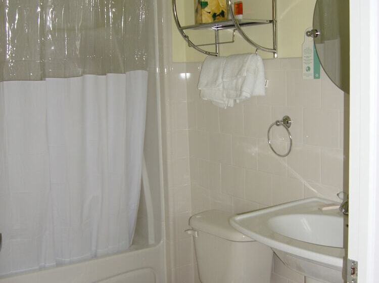 The City Hotel Bar & Grill