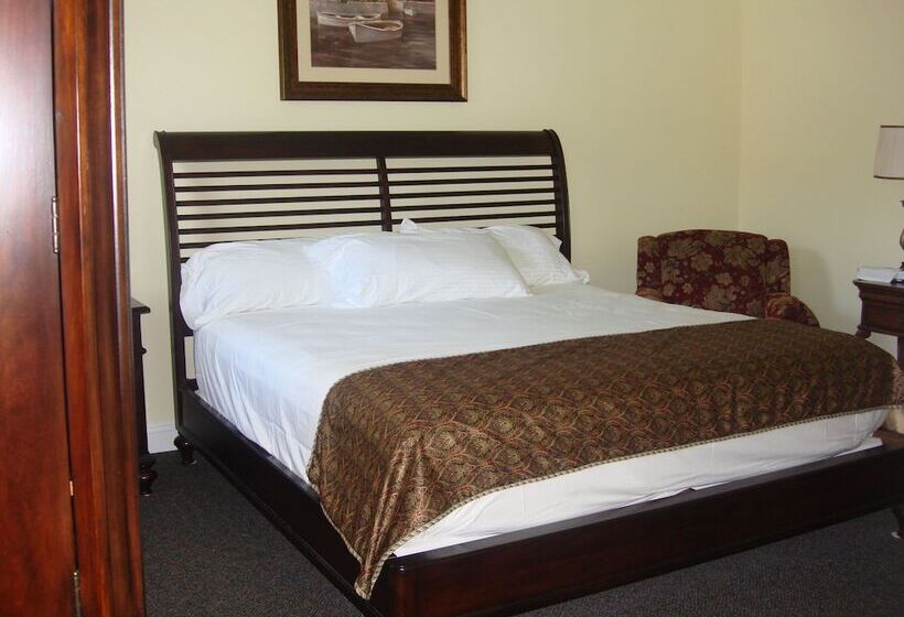 The City Hotel Bar & Grill