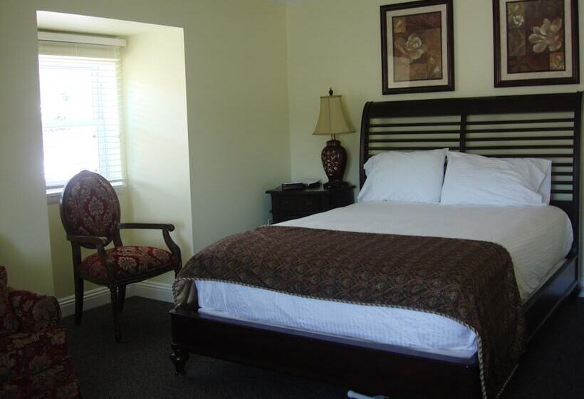 The City Hotel Bar & Grill