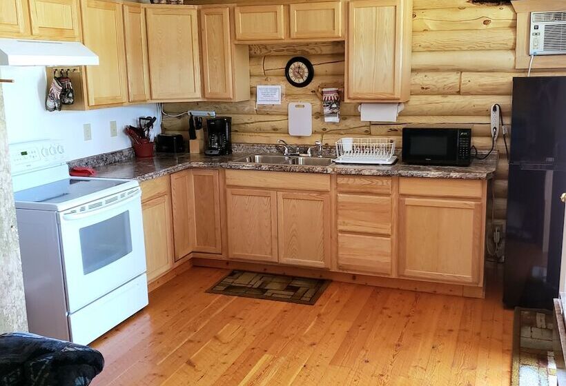 Wolf Den Log Cabin Motel And Rv Park