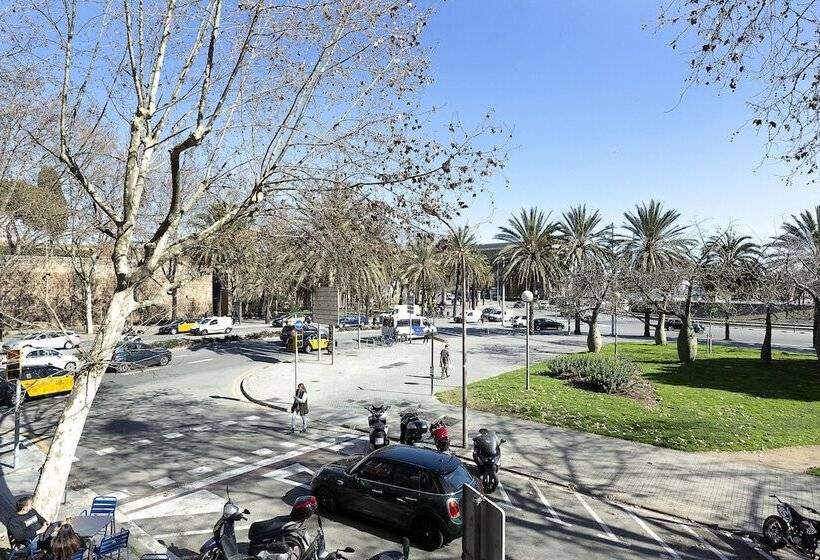 مسافرخانه YOMO Bcn Port