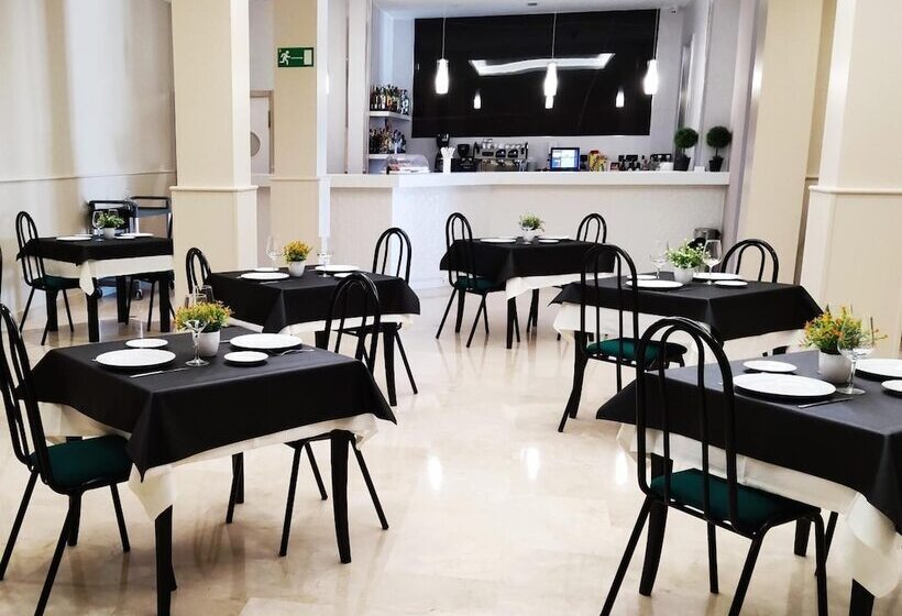 هتل Ciudad De Navalcarnero