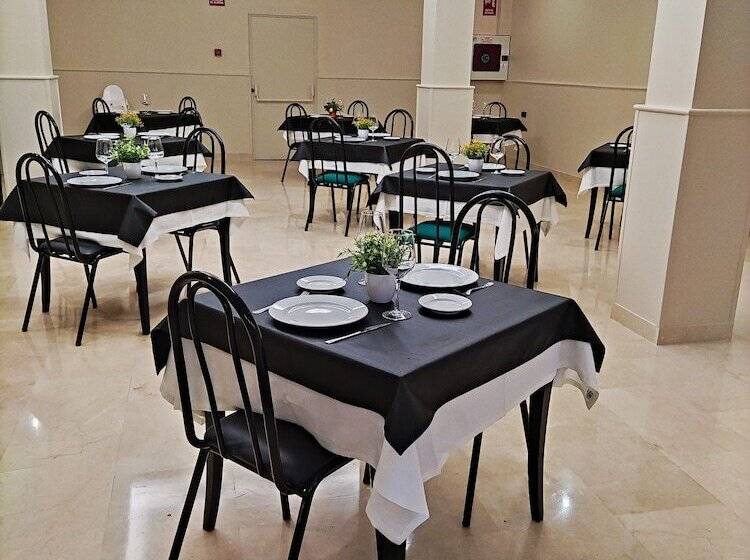 هتل Ciudad De Navalcarnero