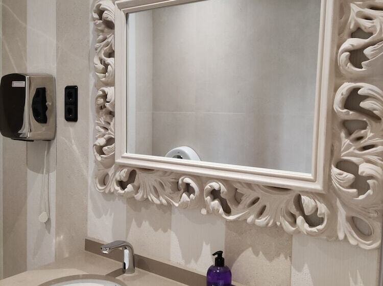 هتل Ciudad De Navalcarnero