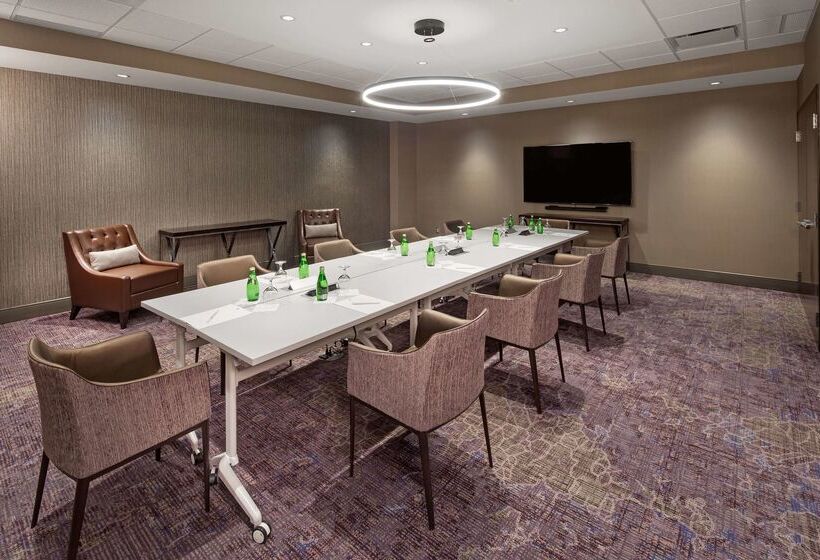 هتل Doubletree By Hilton Halifax Dartmouth