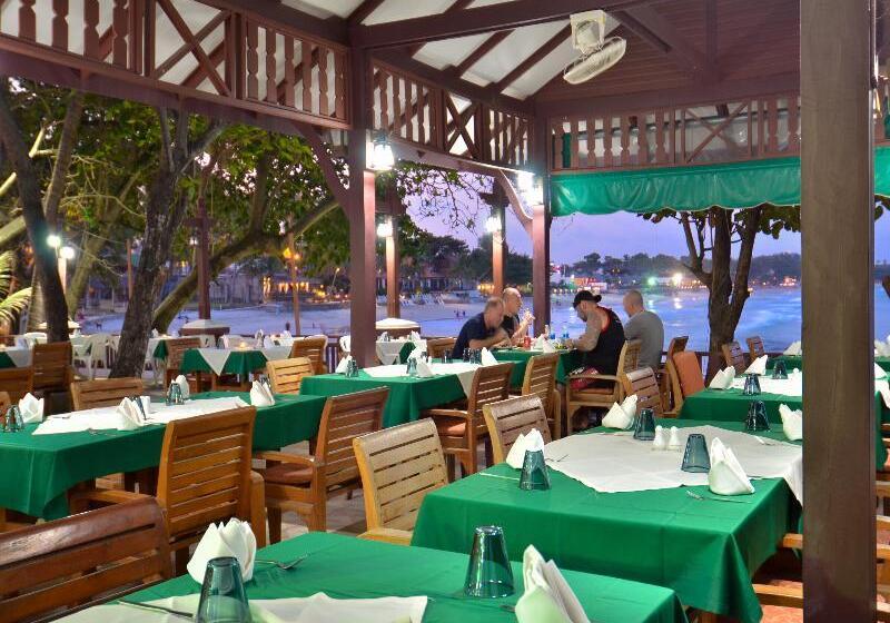 فندق First Bungalow Beach Resort