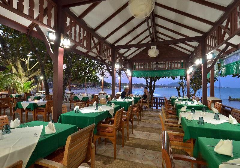 فندق First Bungalow Beach Resort