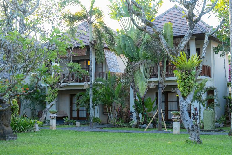 בית מלון כפרי Griya Santrian A Beach Resort