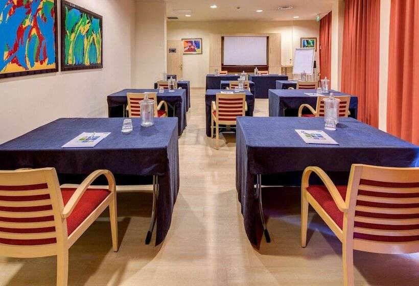 هتل Holiday Inn Express Parma, An Ihg