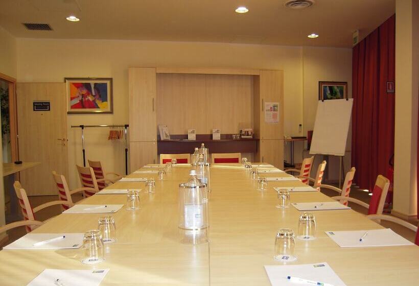 هتل Holiday Inn Express Parma, An Ihg