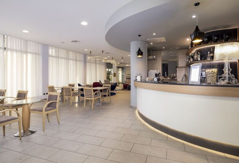 هتل Holiday Inn Express Parma, An Ihg