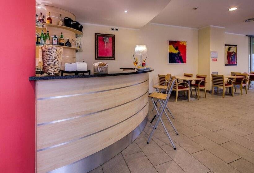 هتل Holiday Inn Express Parma, An Ihg