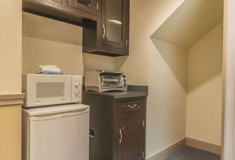 Inn On The Lake, Ascend Hotel Collection